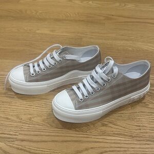 Burberry Plaid Low-Top Sneakers with White Laces. Size:37